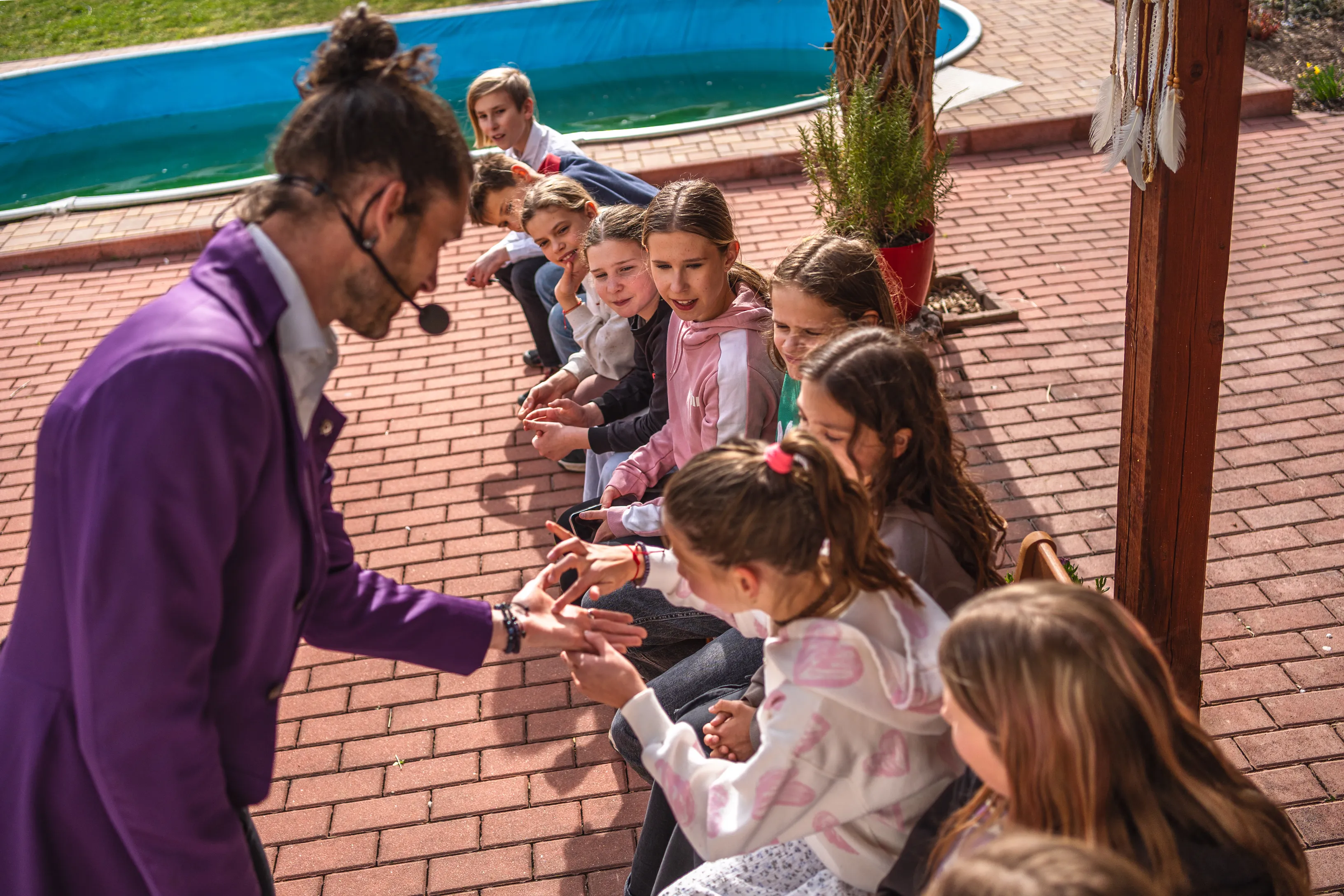Kouzelník pro děti Praha – nadšené děti u kouzel