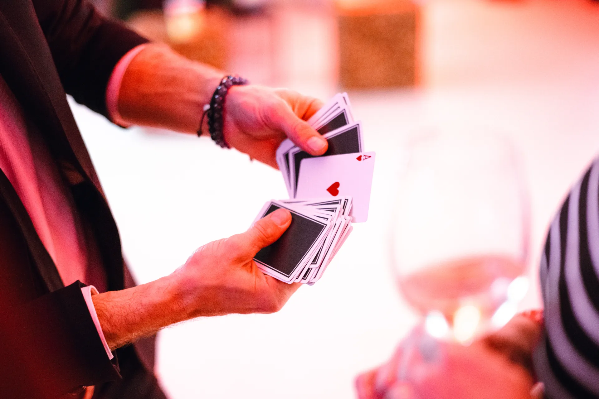 mikromagie karta otočená v ruce kouzelník firemní večírek Generali Praha