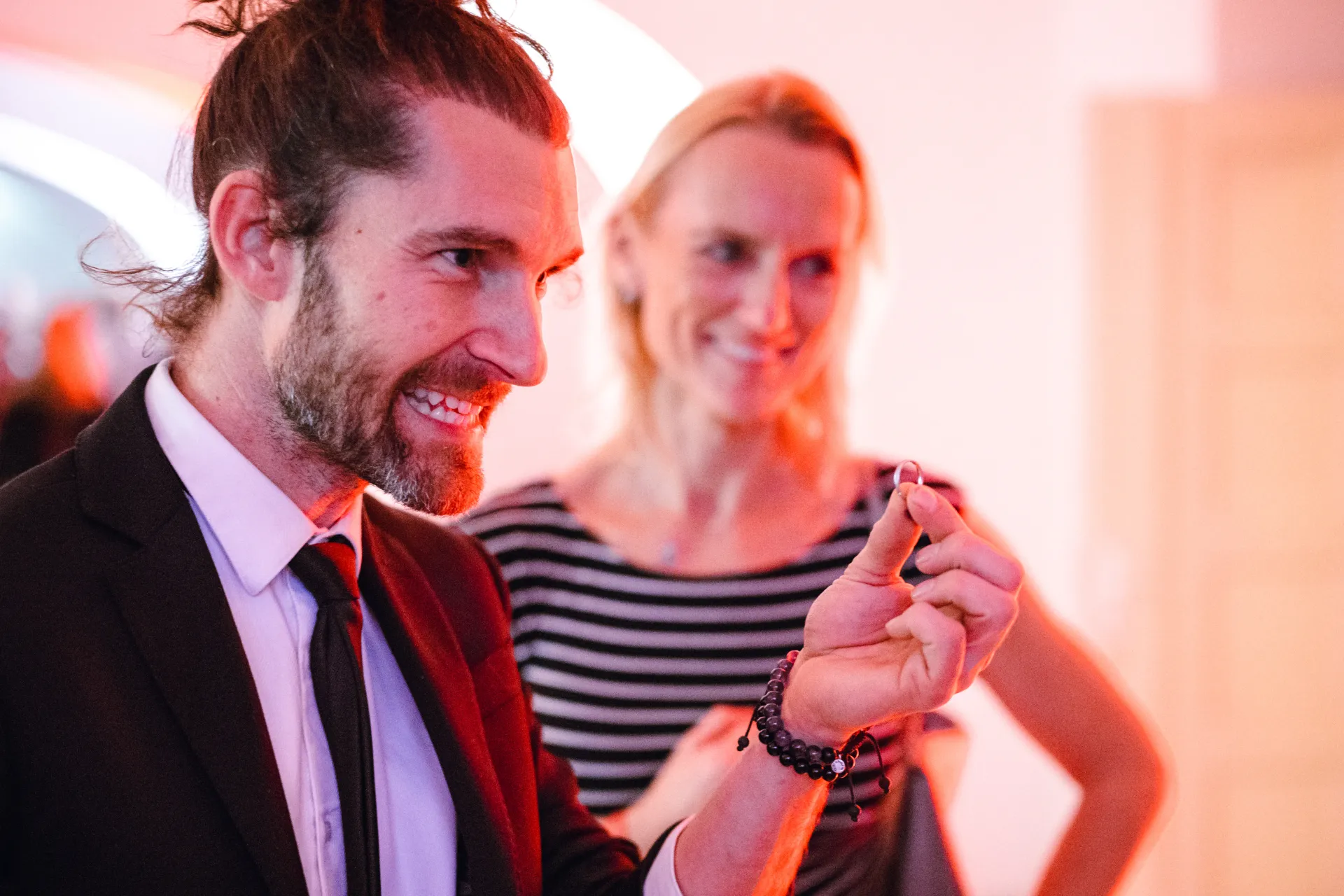 Okamžik sdíleného údivu mezi kolegy i přáteli.