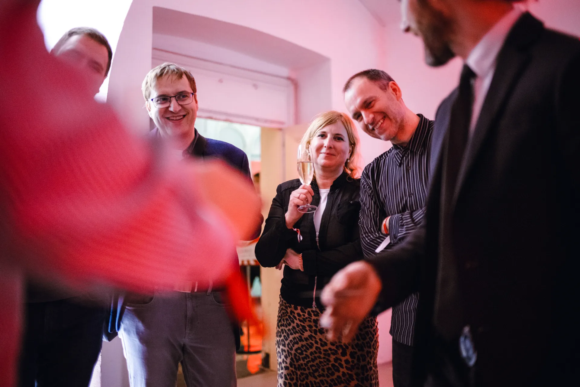 Nečekané kouzlo uprostřed večerní konverzace