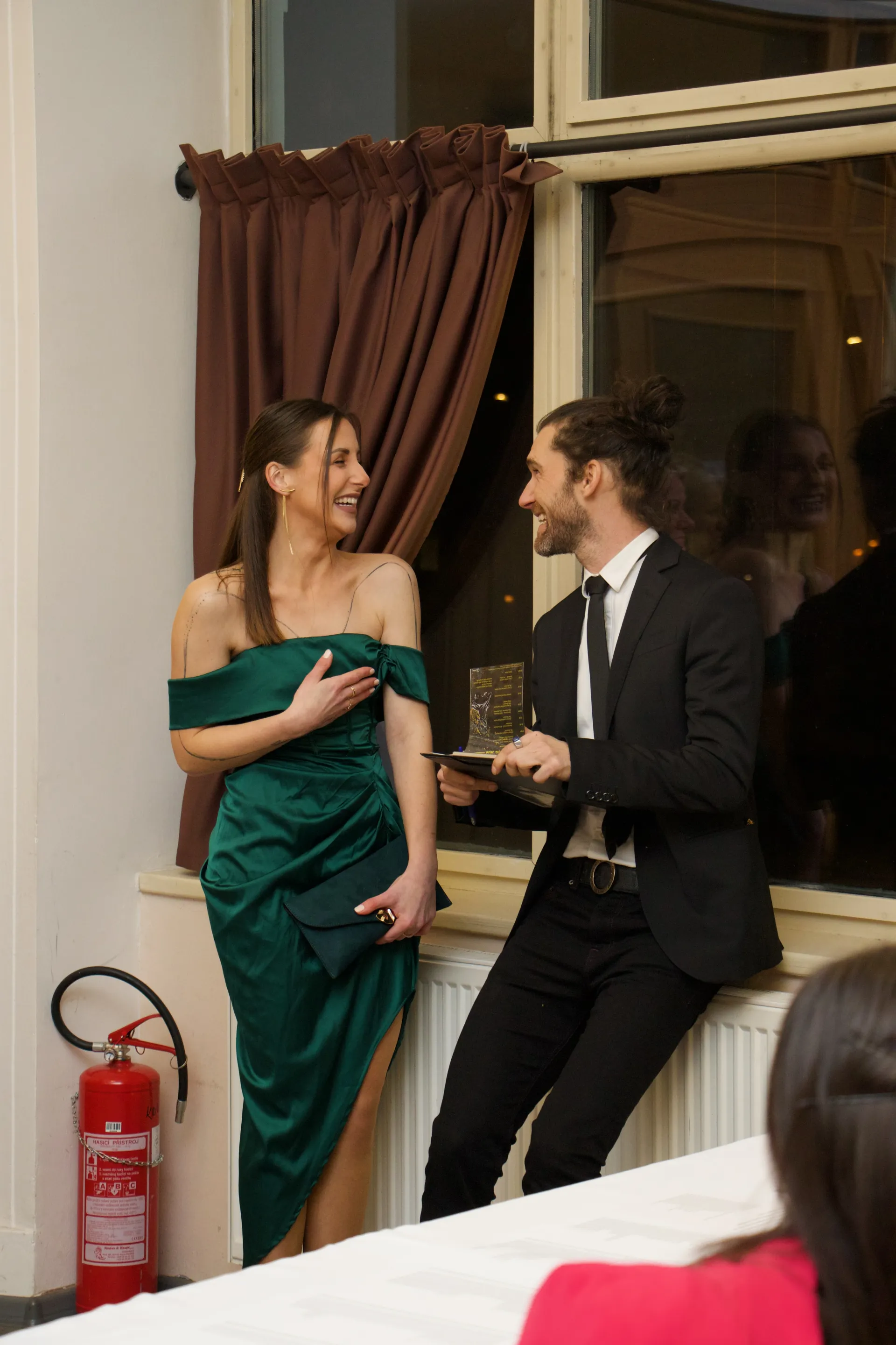 moderátor Martin Kellman s organizátorkou plesu města Jirkov po úspěšné akci