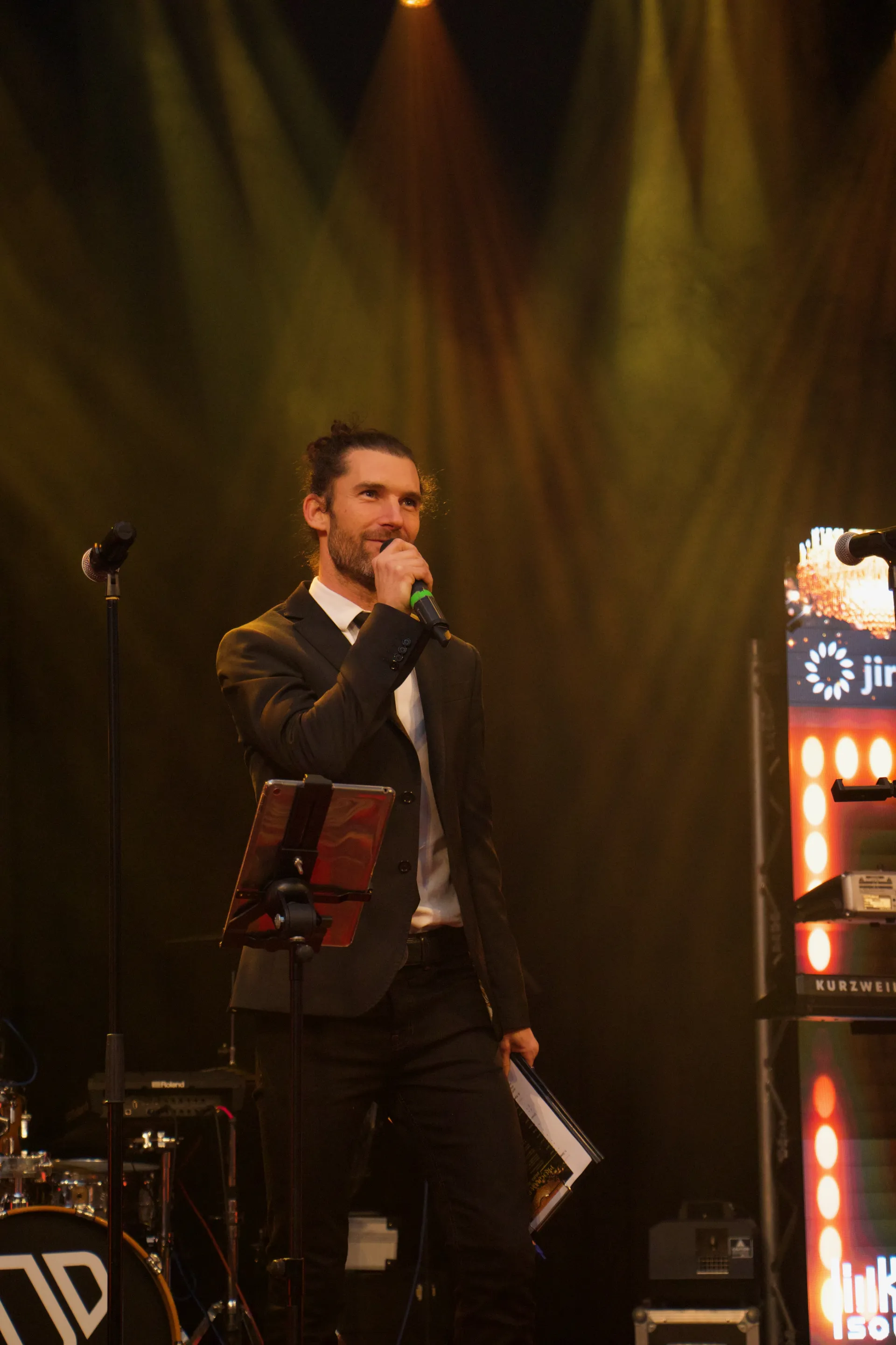 profesionální moderátor komunikuje s hosty během společenské akce a udržuje atmosféru večera