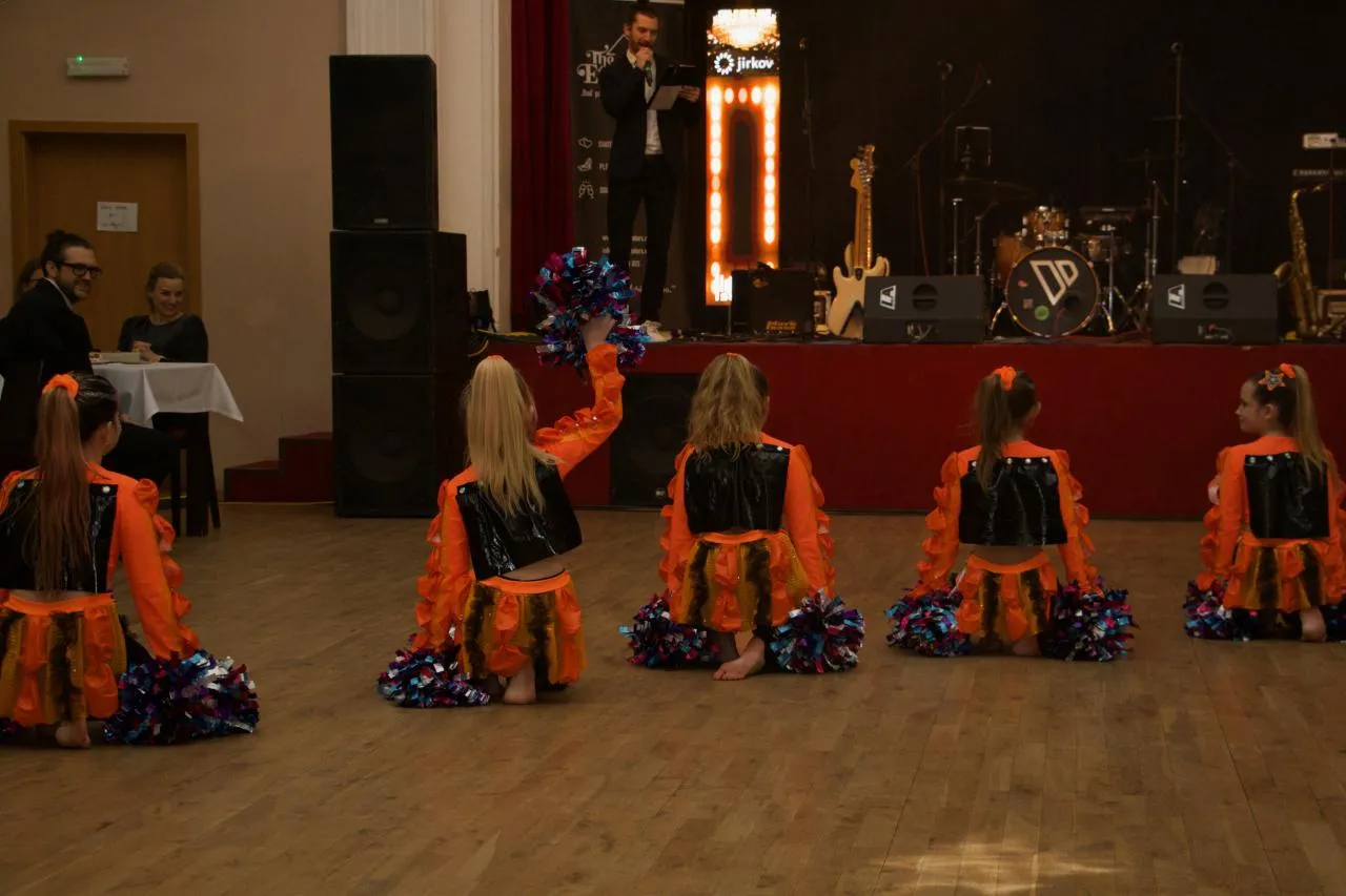 moderátor a taneční vystoupení jirkov