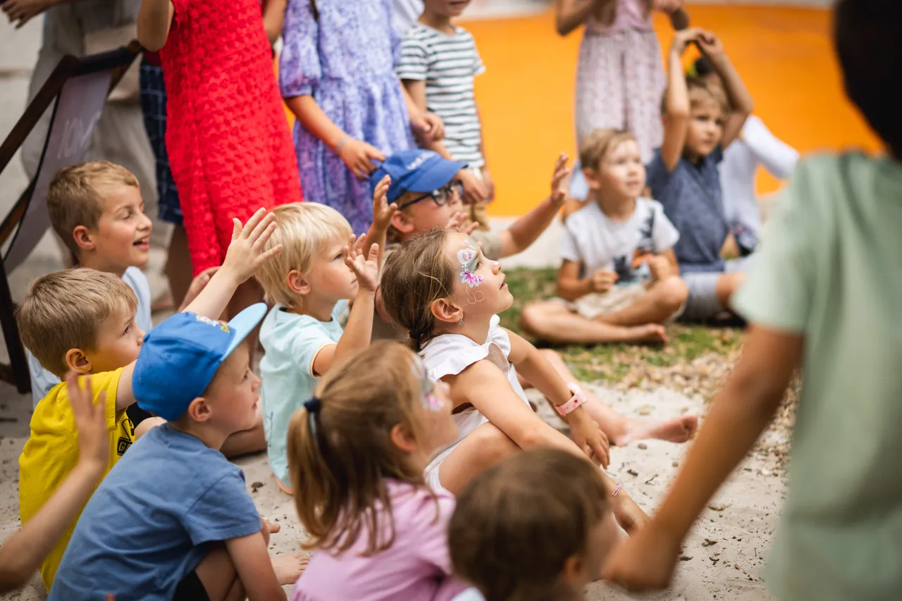 kouzelník pracuje s dětmi a vytváří zábavnou atmosféru akce