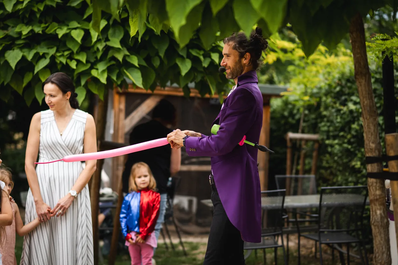 děti si užívají kouzelnickou show a zábavné aktivity v restauraci Emoi