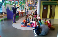 děti kouzlí s kouzelníkem