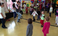Martin tančí s dětma