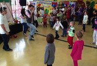 Martin tančí s dětma