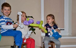 radost dětí ze zvířátek z balónků