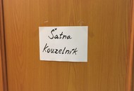 šatna kouzeník a moderátor